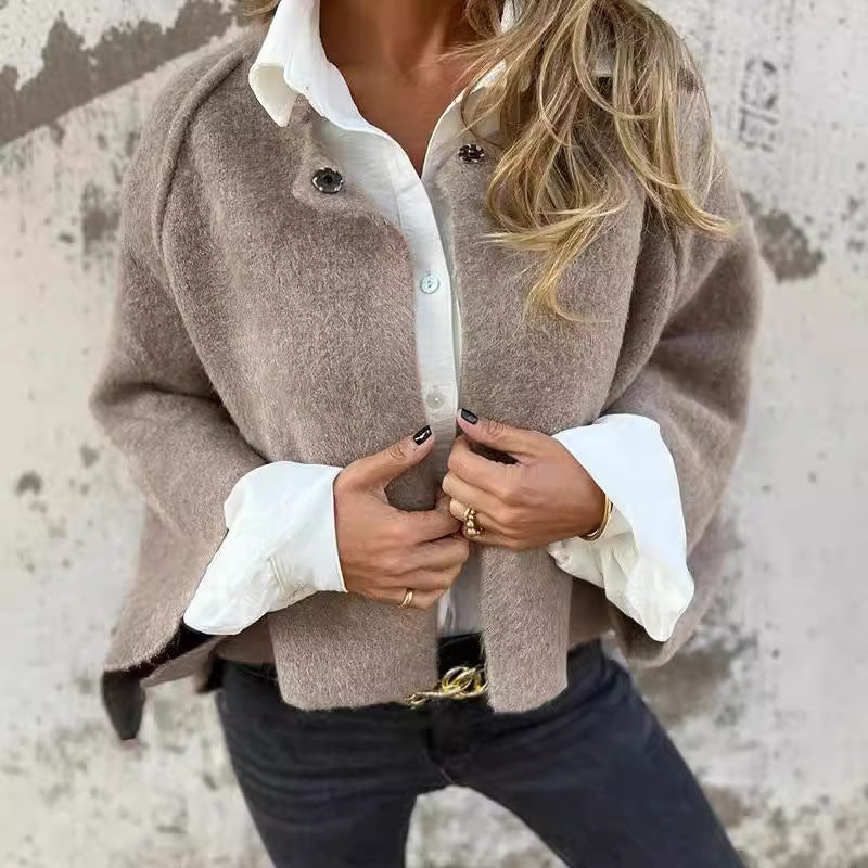 Manteau court femme chic à boutons-pression, parfait pour l'automne-hiver.