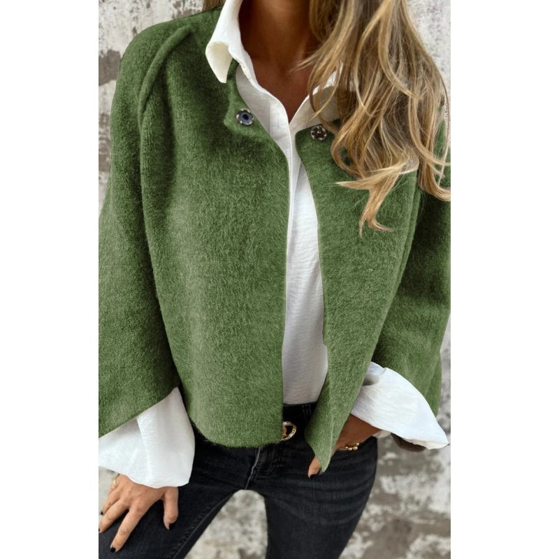 Manteau femme court, design élégant avec boutons-pression pour un look chic hiver.