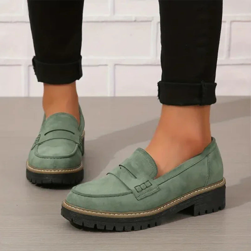 Mocassins femme noirs à semelle épaisse, confortables pour le travail ou le quotidien, style décontracté chic.