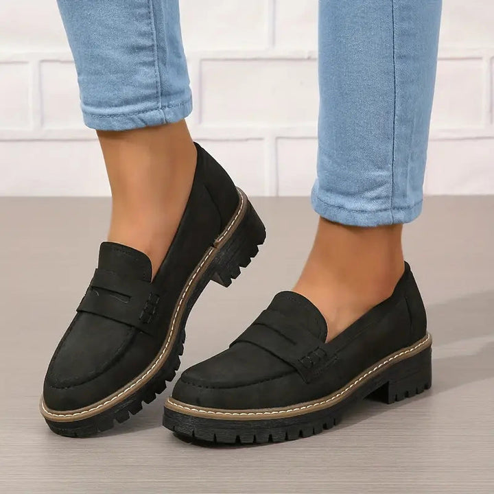 Gros plan : Texture du cuir des mocassins femme à semelle épaisse, confort durable, idéals chaussures de travail.