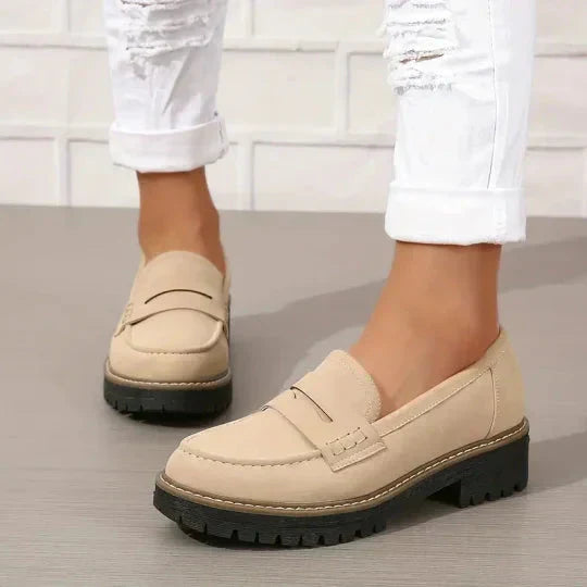Mocassins femme confortables noirs, semelle plateforme tendance, élégance facile pour toutes saisons, mode urbaine.