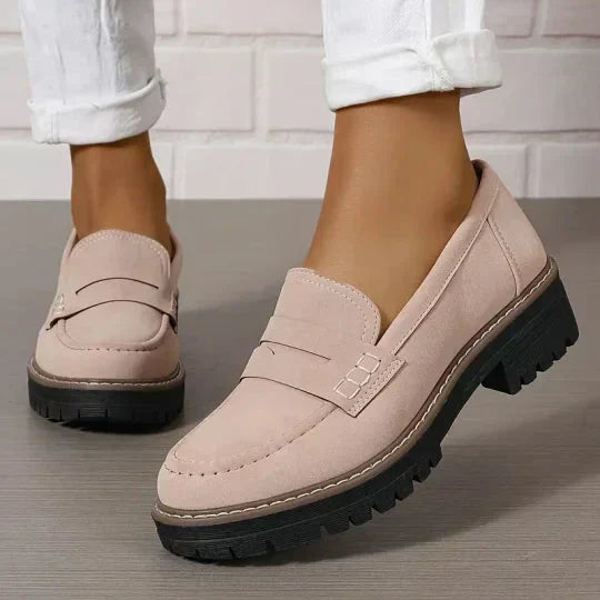 Chaussures plates femme rouges bordeaux, mocassins sans lacets pour un confort quotidien, style moderne et chic.