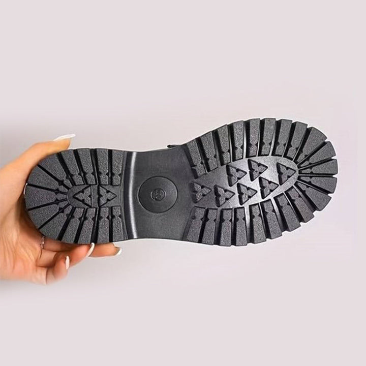 Silhouette : Femme portant des mocassins confortables à semelle épaisse, style décontracté chic, mode printemps été.