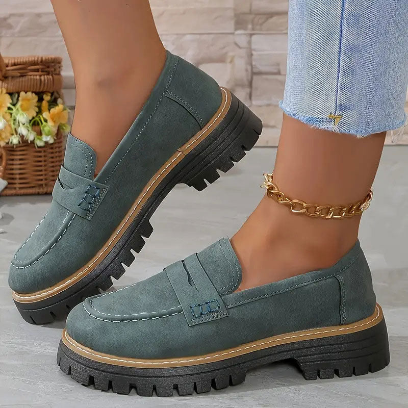 Mocassins femme marron foncé, cuir lisse, semelle épaisse confortable, chaussures sans lacets idéales pour toutes occasions.