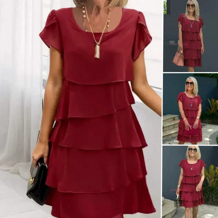 Robe fluide femme à volants avec découpe ondulée élégante. Vêtement chic et confortable pour le printemps/été.