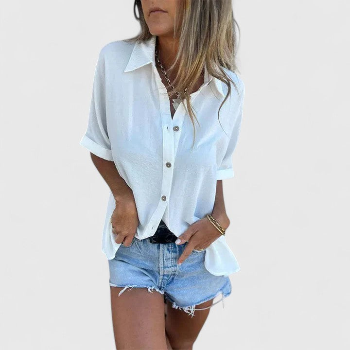 Blouse Amber femme boutonnée, tissu fluide et élégant, parfaite pour une garde-robe intemporelle.