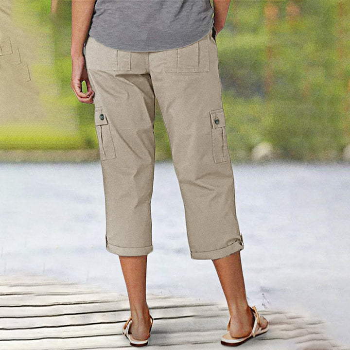Pantalon capri femme multipoches, coupe décontractée style cargo, idéal pour l'été et les voyages.