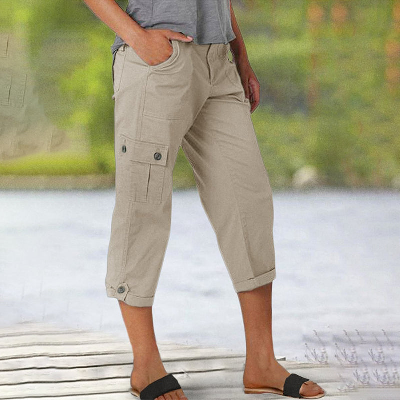 Vêtement femme: pantalon cargo capri décontracté avec plusieurs poches, parfait pour un usage quotidien.
