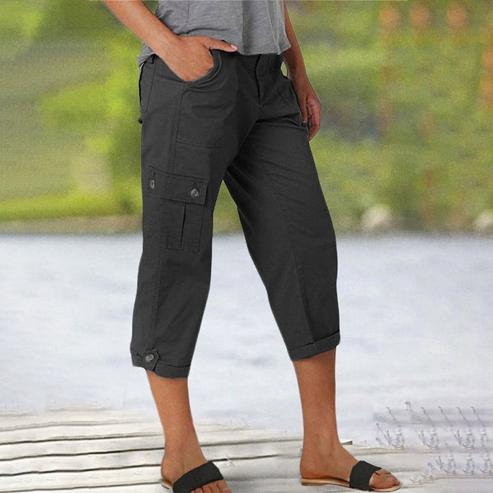 Pantalon capri femme décontracté, style cargo, multipoches, un essentiel pour l'été et le confort.