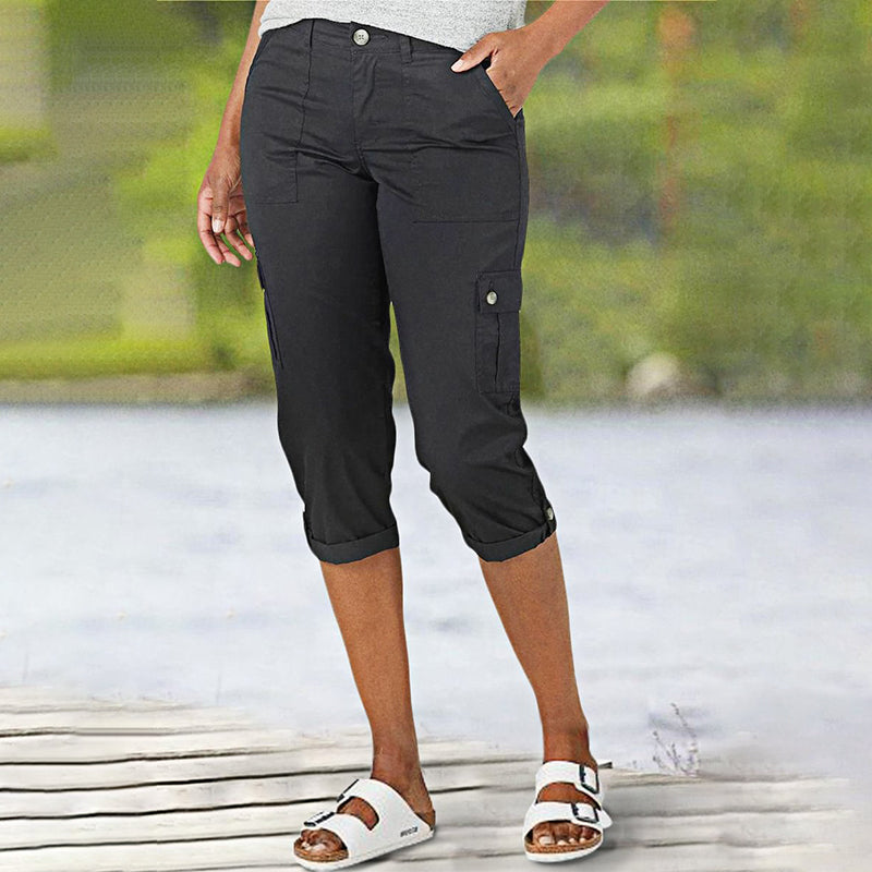 Pantacourt cargo femme confortable et tendance, multipoches, idéal pour les activités de loisirs.