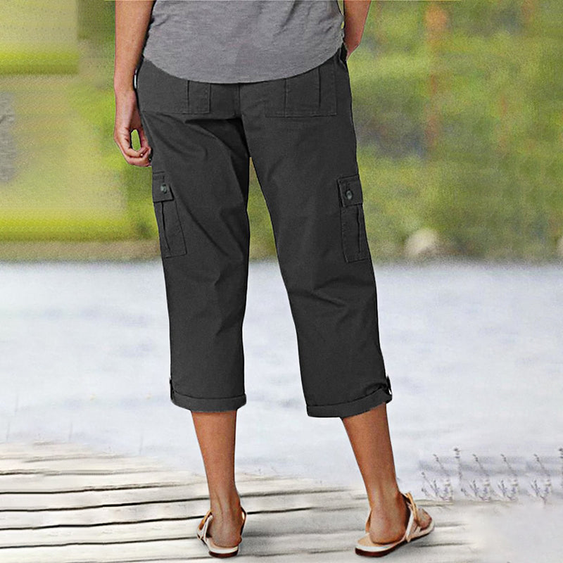 Pantalon cargo femme coupe capri, multipoches et confortable, idéal pour les loisirs et l'outdoor.