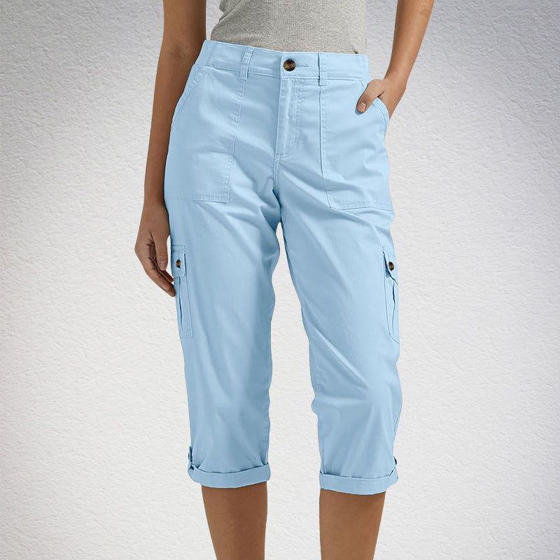 Pantalon capri multipoches pour femme, décontracté et pratique pour les activités estivales.