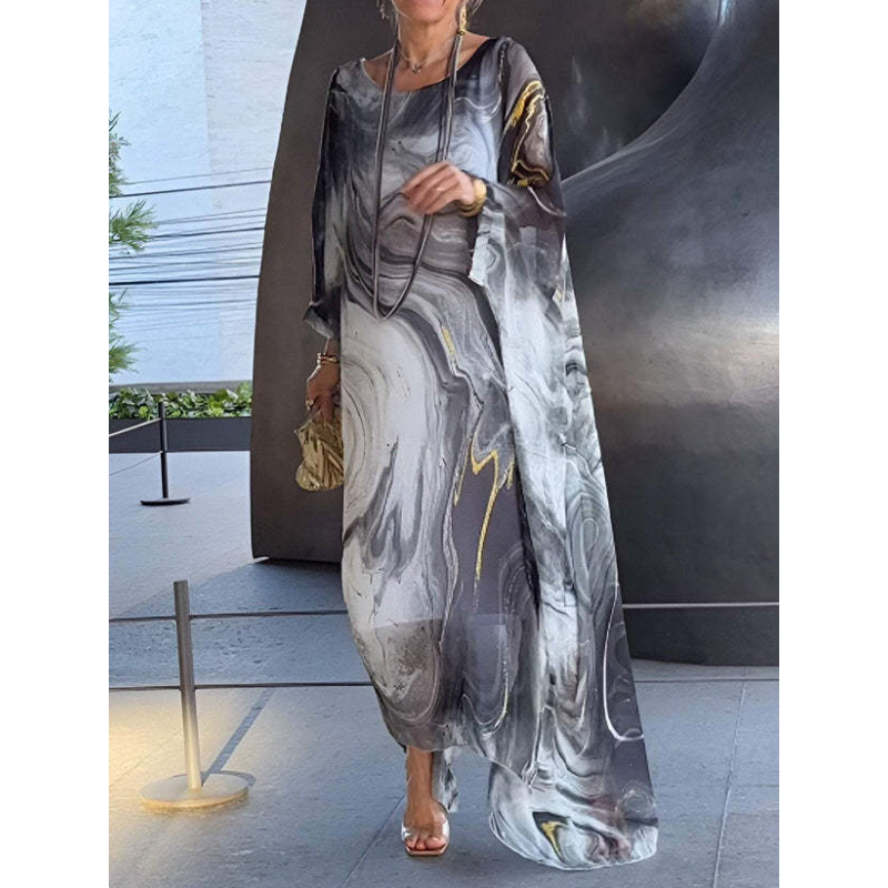Longue robe fluide élégante en chiffon pour femme, offrant style et confort pour l'été et les vacances.