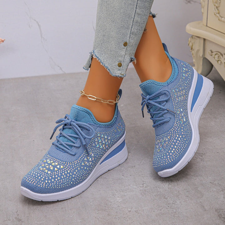 Sneakers femme modernes, orthopédiques, ornées de strass pour une touche d'éclat et un confort optimal.