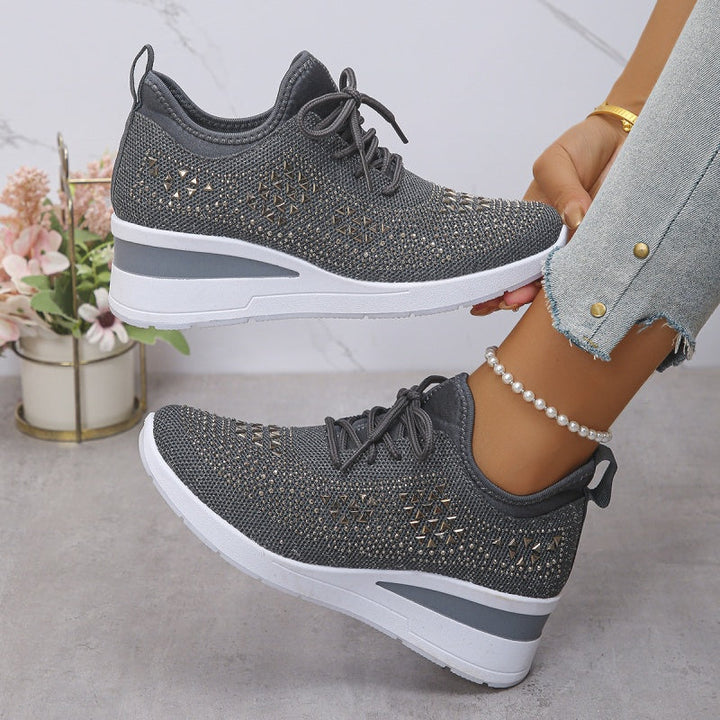Baskets femme orthopédiques pour un style actif et confortable, strass scintillants et légèreté.