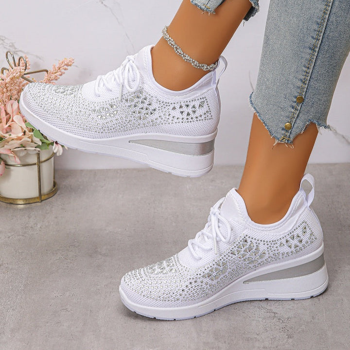 Marcher confortablement avec ces baskets femme orthopédiques à strass, soutien et style assuré.