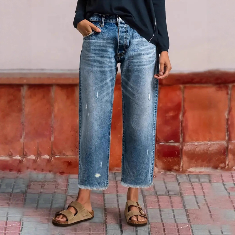 Jeans femme coupe droite cropped rétro, denim taille haute, style polyvalent.