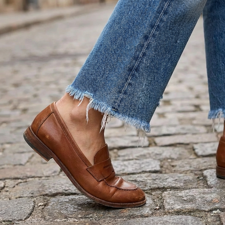 Jean cropped femme, coupe droite et taille haute, style rétro tendance et moderne.
