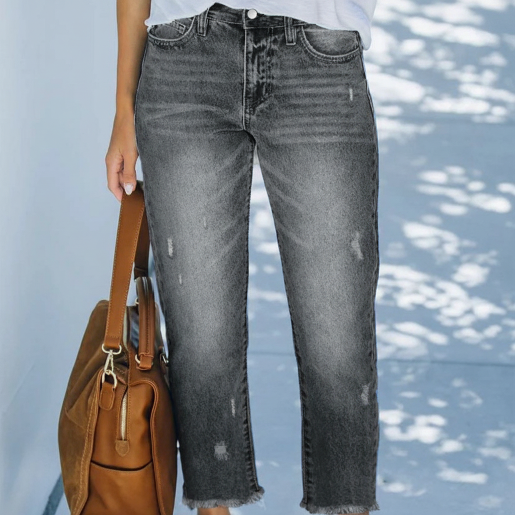 Jean taille haute femme, coupe droite cropped, silhouette flatteuse et moderne en denim.