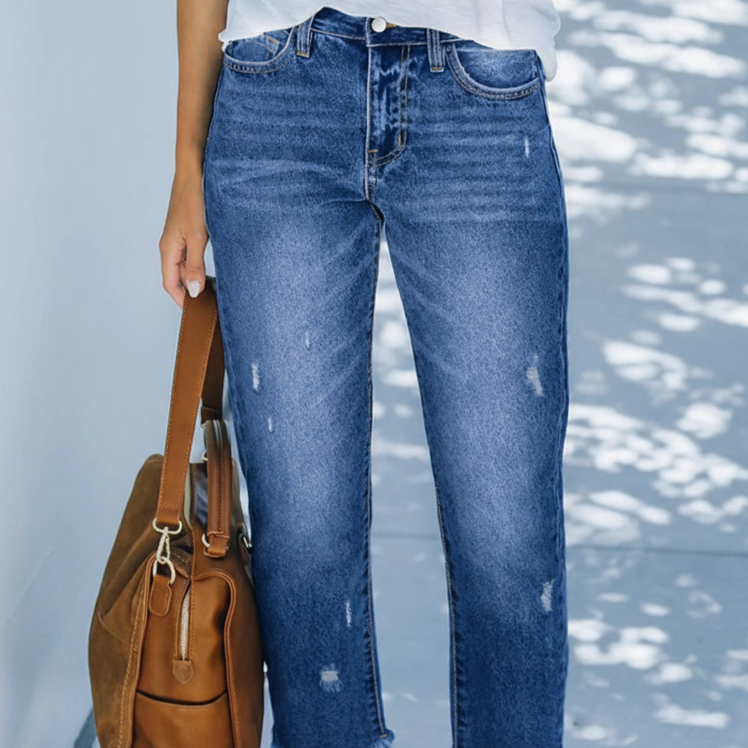 Femme marchant avec un jean coupe droite cropped taille haute, confort et style actuel.