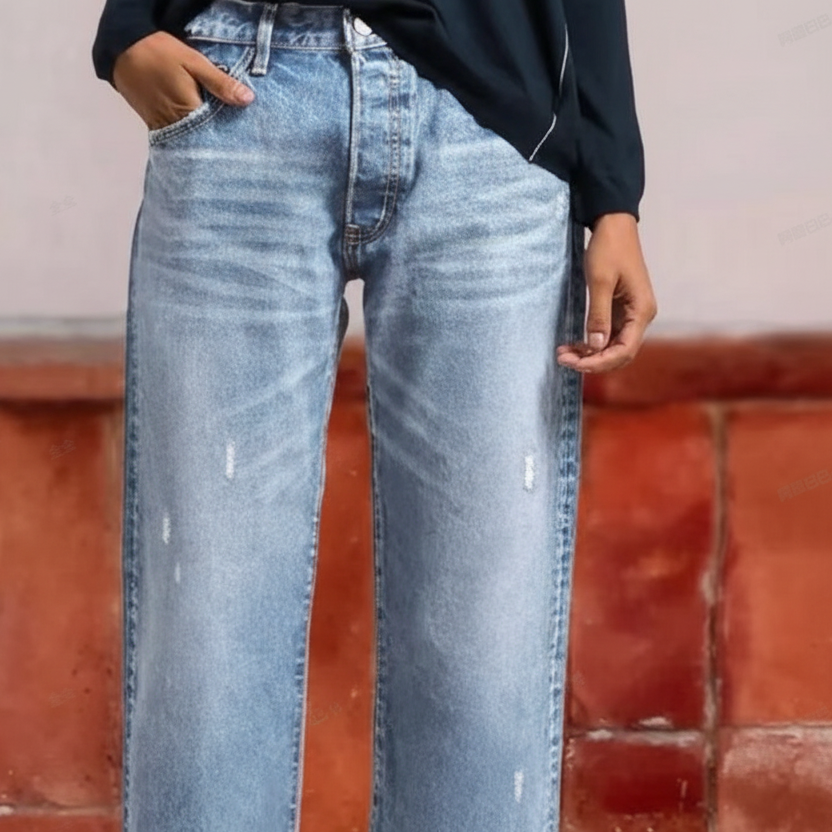 Détail d'un jean denim femme coupe droite cropped, finitions soignées pour l'été.