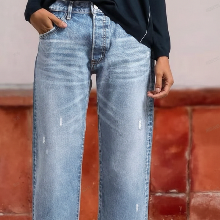 Détail d'un jean denim femme coupe droite cropped, finitions soignées pour l'été.