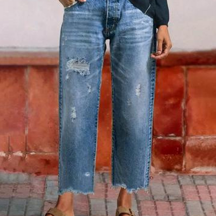 Look décontracté femme avec jean coupe droite cropped rétro pour la saison chaude.