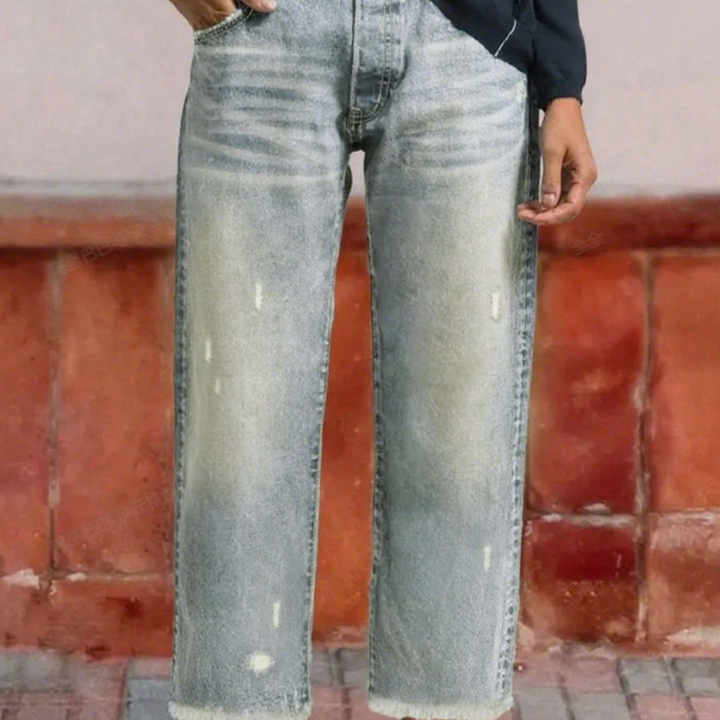 Jean femme coupe droite cropped, mélange de style rétro et mode actuelle, très tendance.
