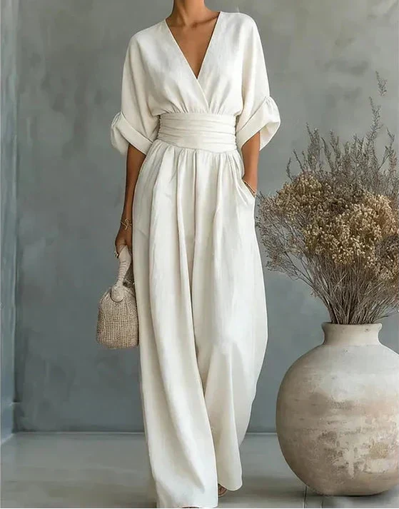 Combinaison femme fluide élégante avec décolleté en V. Parfaite pour l'été et les vacances.