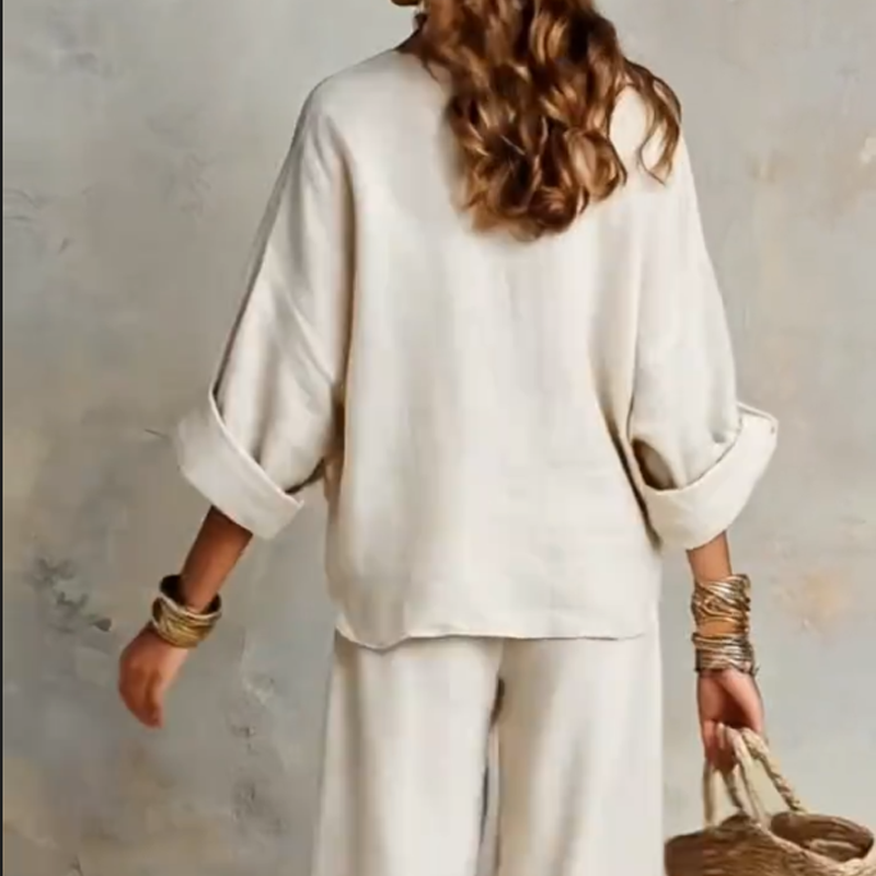 Ensemble femme effet lin beige, pantalon large fluide et haut assorti, tenue estivale chic et confortable.