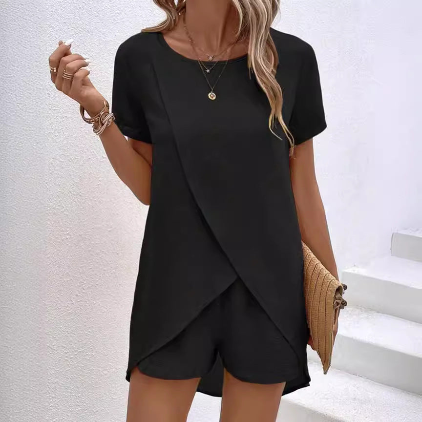 Tenue femme décontractée chic: top uni asymétrique col rond et short confortable pour l'été.