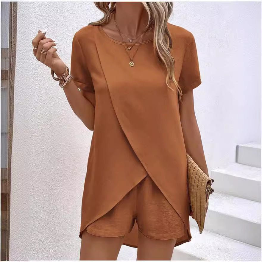 Ensemble femme confortable pour vacances: top asymétrique chic & short doux, mode estivale.