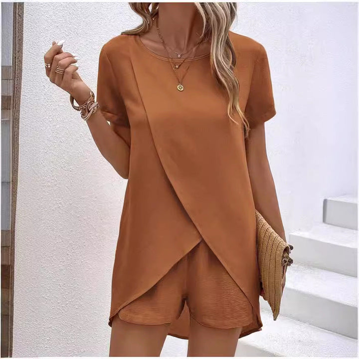 Ensemble femme confortable pour vacances: top asymétrique chic & short doux, mode estivale.