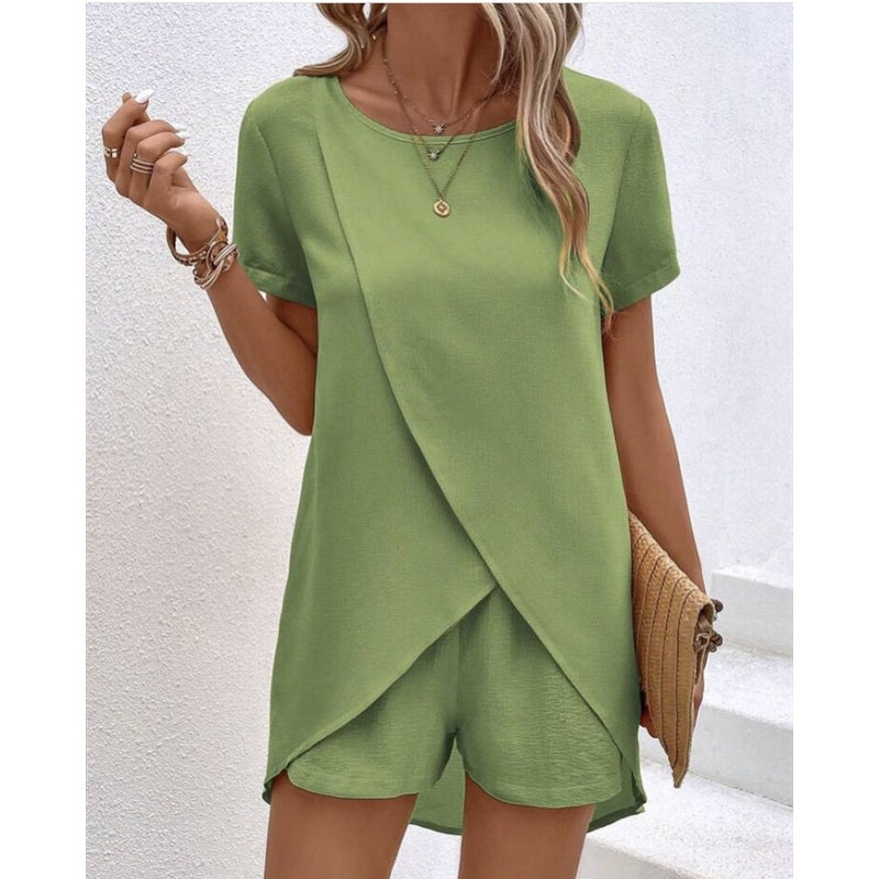 Vêtement femme printemps été: ensemble uni avec top asymétrique tendance et short confortable.