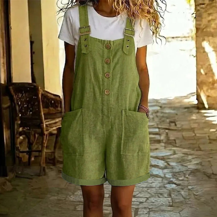 Femme portant une salopette courte rétro en polyester, style décontracté estival et confortable.