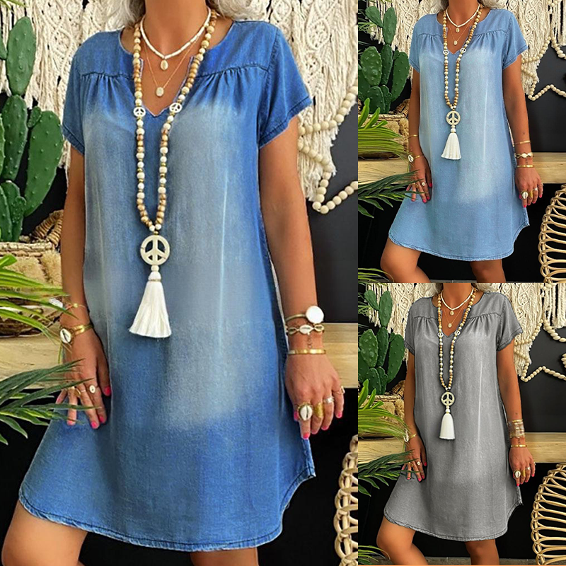 Robe estivale femme fluide, col V, aspect denim, parfaite pour un look casual confortable et moderne.