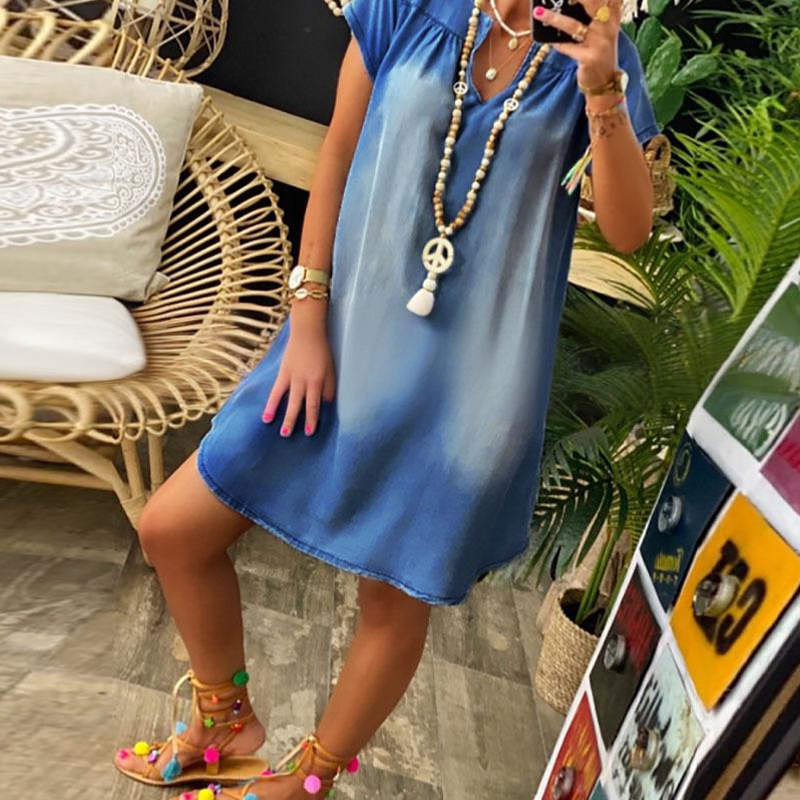 Mode femme printemps-été: robe courte fluide effet denim avec col V, pour un look casual chic et aéré.