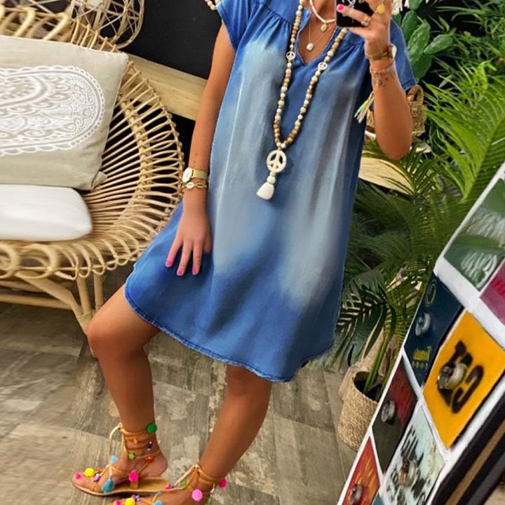 Mode femme printemps-été: robe courte fluide effet denim avec col V, pour un look casual chic et aéré.