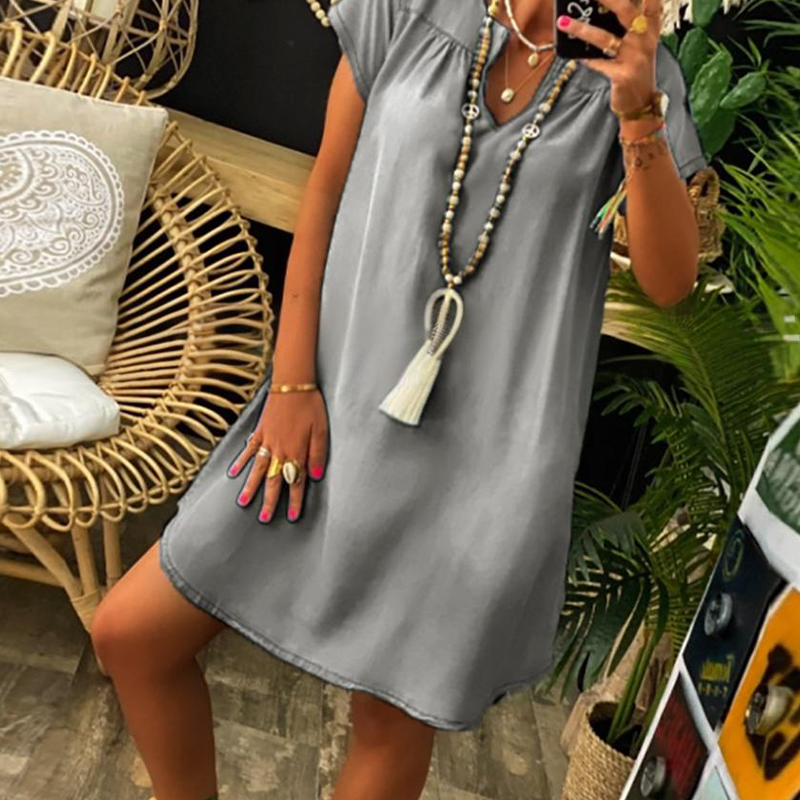 Robe femme au style denim léger, col V et coupe fluide, confortable et mode pour les journées d'été.