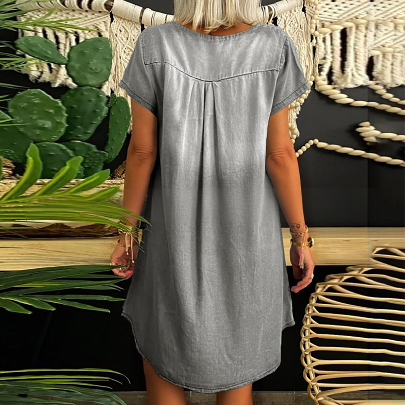 Robe décontractée femme en tissu fluide effet denim, col V, confortable et parfaite pour les tendances estivales.