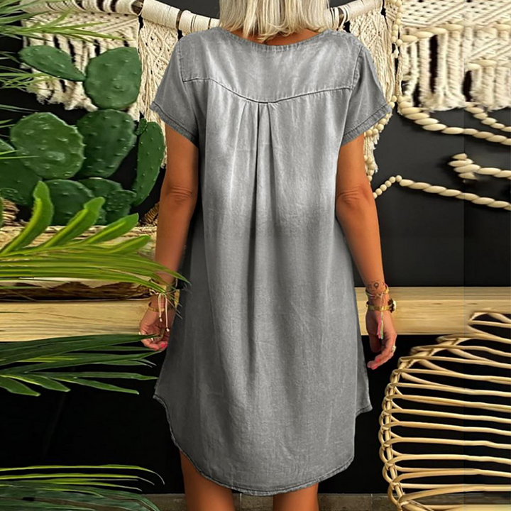Robe décontractée femme en tissu fluide effet denim, col V, confortable et parfaite pour les tendances estivales.