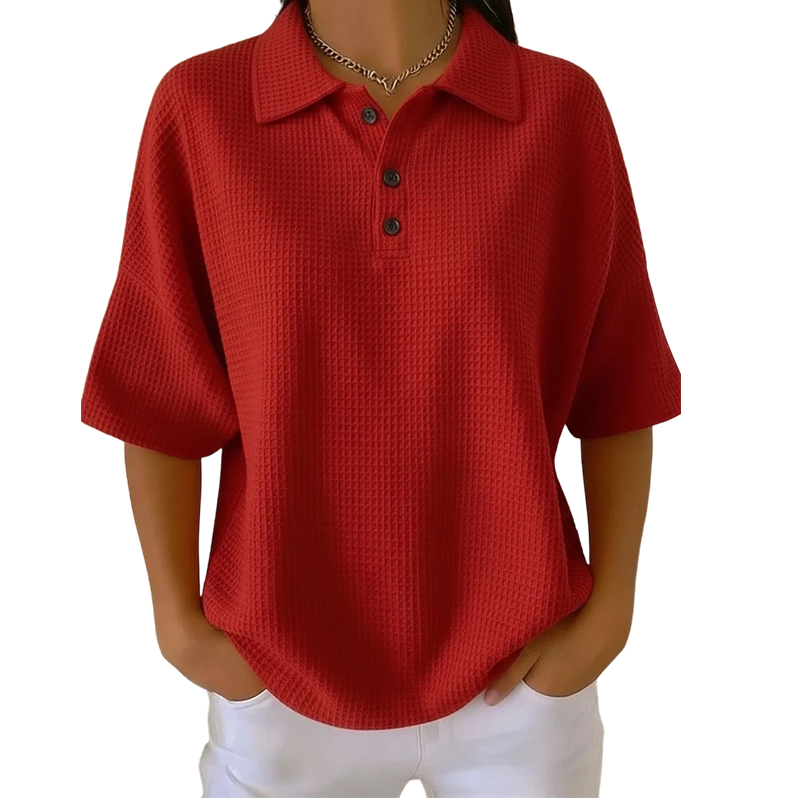 Polo femme décontracté-chic texturé avec col classique boutonné. Manches courtes, parfait pour le confort estival.