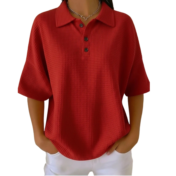 Polo femme décontracté-chic texturé avec col classique boutonné. Manches courtes, parfait pour le confort estival.