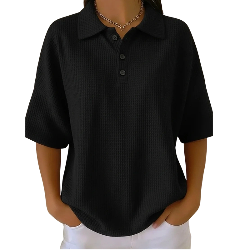 Polo femme léger, respirant, en polyester texturé. Col classique boutonné, idéal pour les chaudes journées d'été.