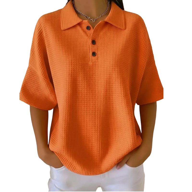 Vue rapprochée du polo femme texturé : col classique boutonné, patte de boutonnage, tissu polyester léger.
