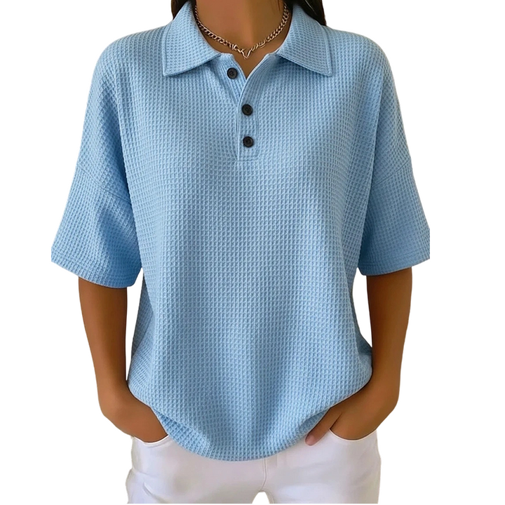 Polo femme texturé élégant, col classique boutonné, manches courtes. Confortable et léger pour l'été.