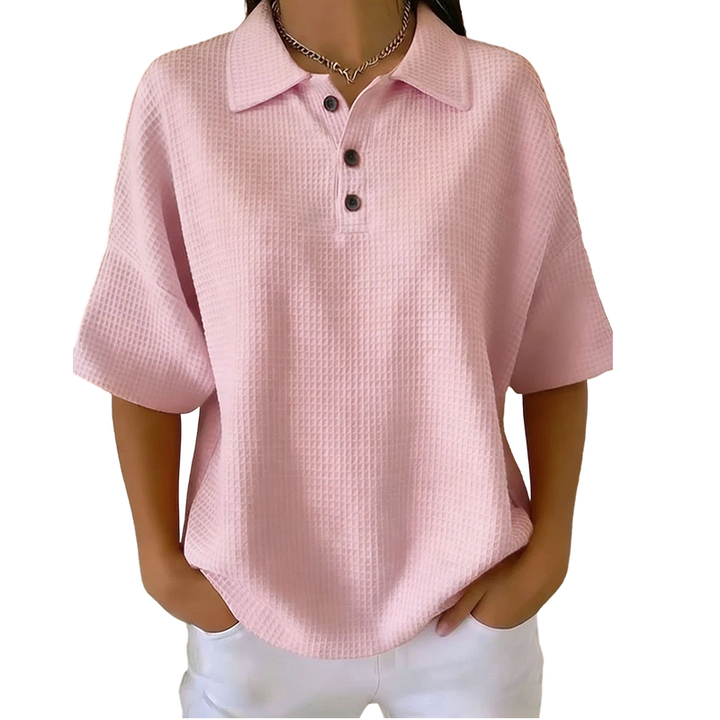 Polo femme élégant et confortable, texture unique, col classique boutonné. Look polyvalent printemps-été.