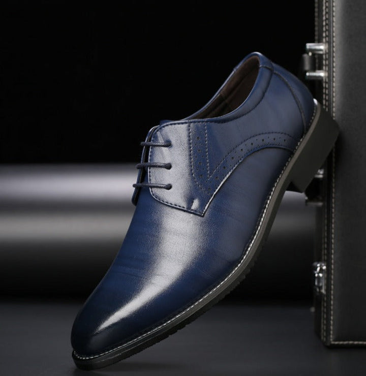 Chaussures de ville homme à lacets, idéales pour les affaires ou un événement habillé, offrant élégance et maintien.
