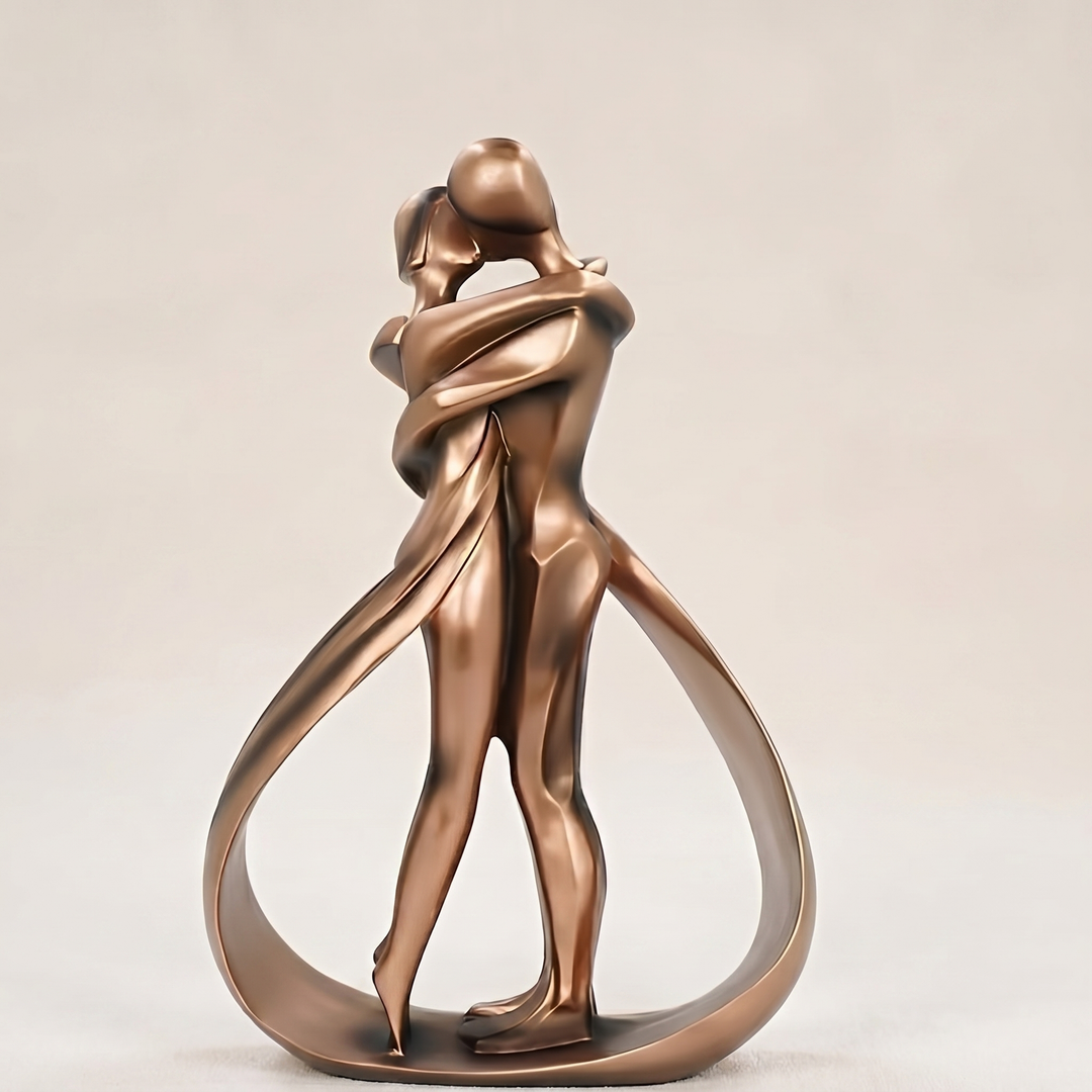 Sculpture élégante de couple en résine effet bronze, idéale pour décoration intérieure romantique et raffinée.