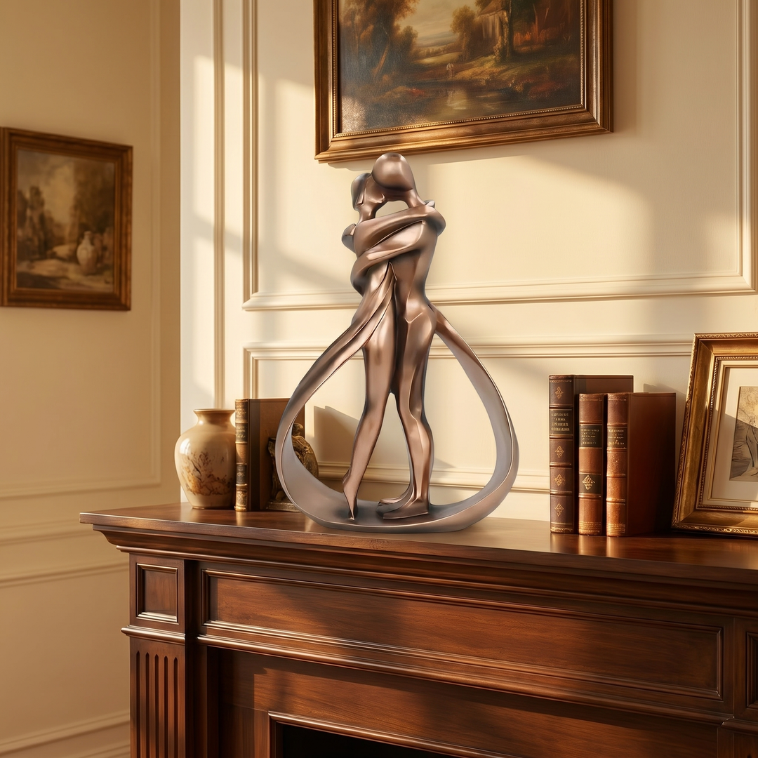 Décoration intérieure: sculpture moderne de couple en résine effet bronze, ajoutant une touche d'élégance raffinée.